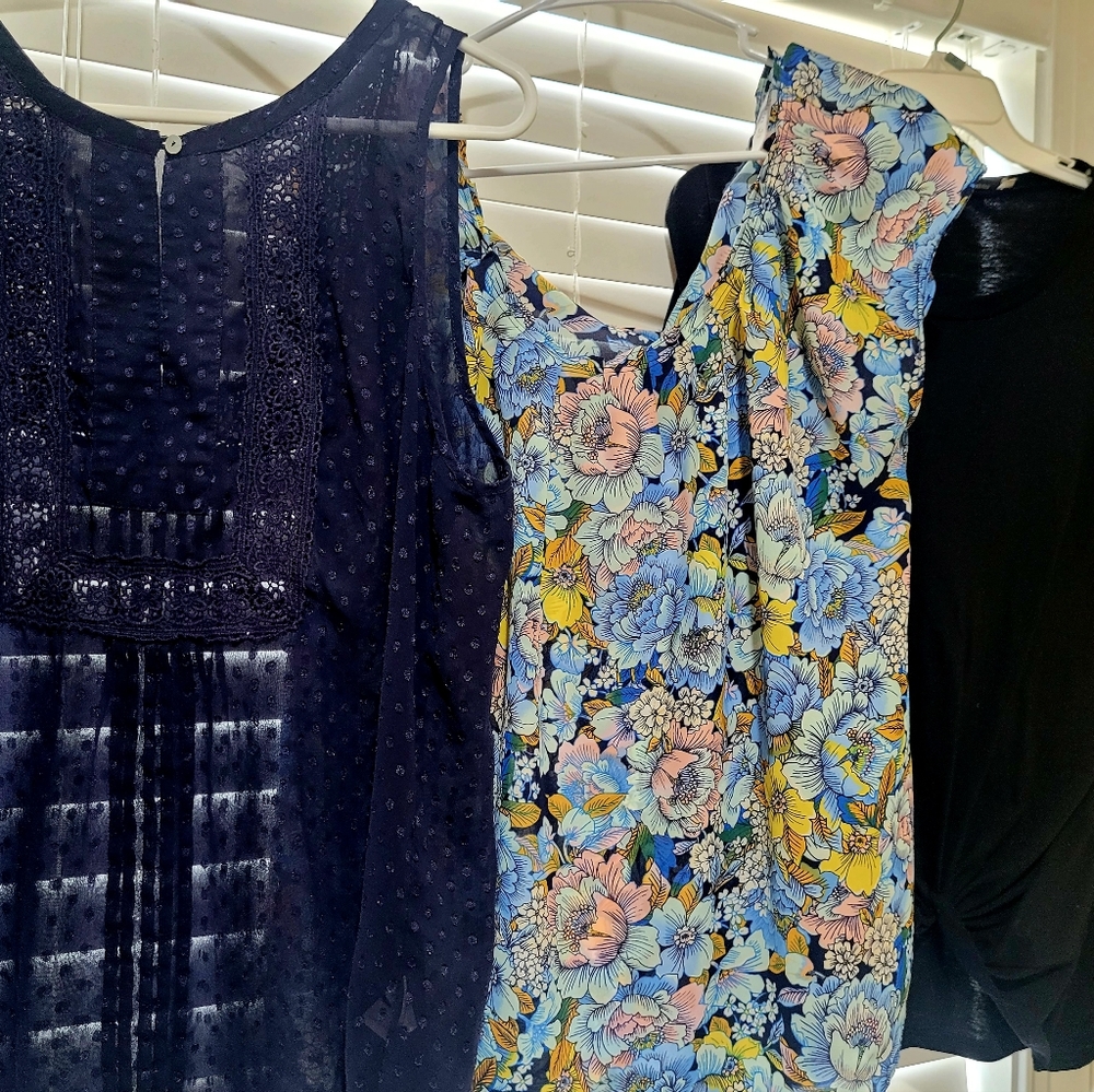 "LOT" of Women's Size LG Tops - Picture 2 of 12
